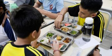 Cerca de 6 mil niños intoxicados en Indonesia en un programa escolar de comida gratuita