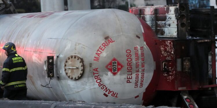 Murió el chofer de la pipa de gas que explotó en Iztapalapa