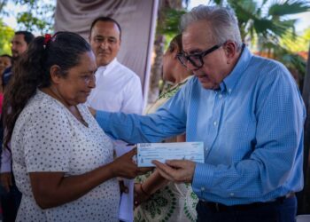 Entrega Gobernador Rocha apoyos inmediatos a familias que enfrentaron inundaciones en Juan José Ríos
