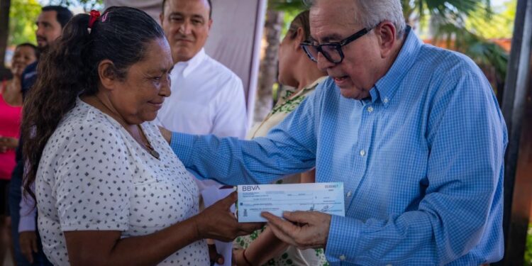 Entrega Gobernador Rocha apoyos inmediatos a familias que enfrentaron inundaciones en Juan José Ríos