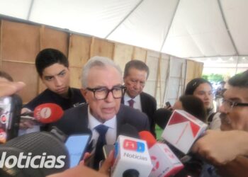 “El luto nuestro es por la muerte de personas inocentes”: Rocha Moya lamenta asesinato de maestra en Altata