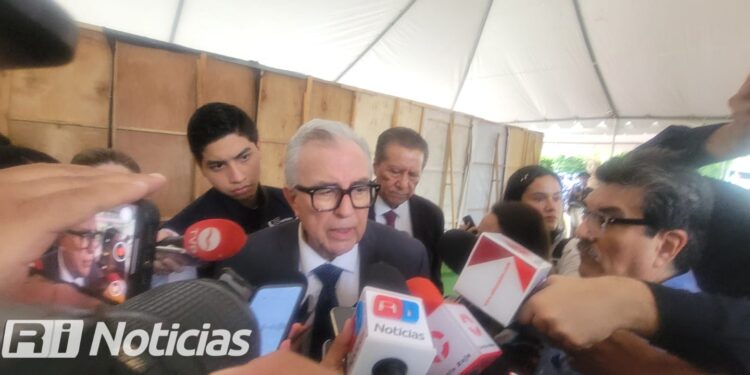 “El luto nuestro es por la muerte de personas inocentes”: Rocha Moya lamenta asesinato de maestra en Altata