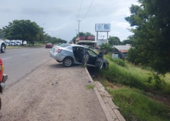 Bomberos Veteranos atiende choque de camión de carga y automóvil en La sirena