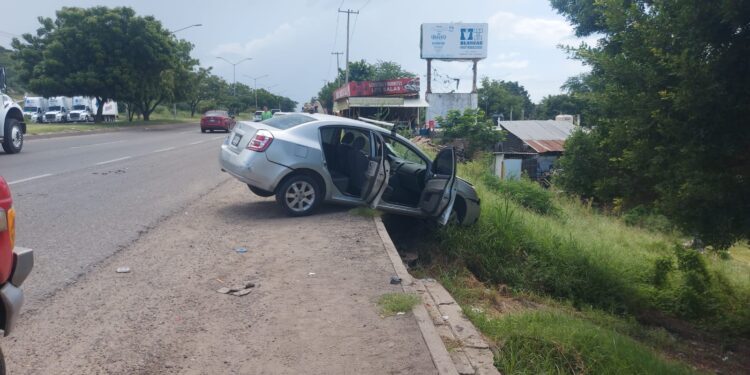 Bomberos Veteranos atiende choque de camión de carga y automóvil en La sirena