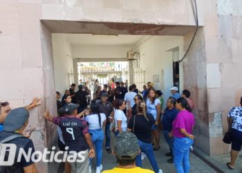 Guerreros Azules toman el Ayuntamiento de Mazatlán; seguirá cerrado hasta que los atienda la alcaldesa
