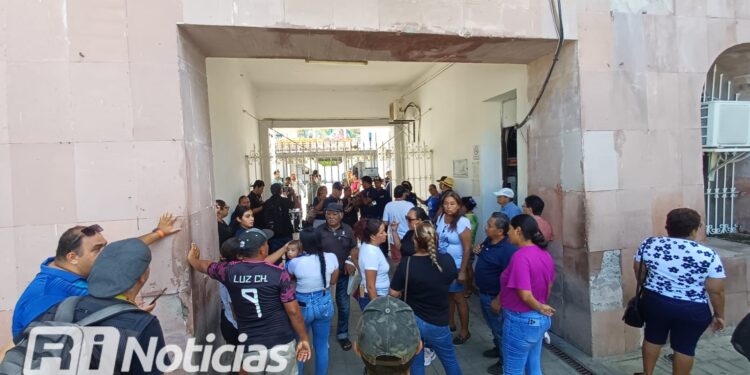 Guerreros Azules toman el Ayuntamiento de Mazatlán; seguirá cerrado hasta que los atienda la alcaldesa