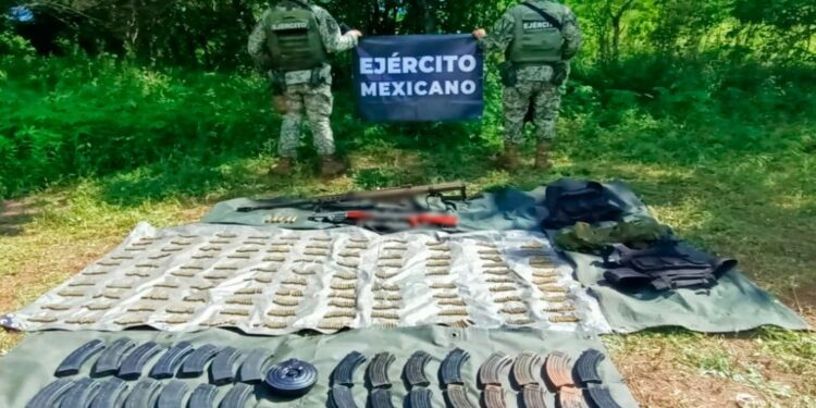 Ejército Mexicano asegura armamento, cargadores y cartuchos en Elota