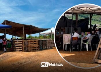 A falta de una escuela, un centenar de alumnos en Mazatlán toman clases en la intemperie