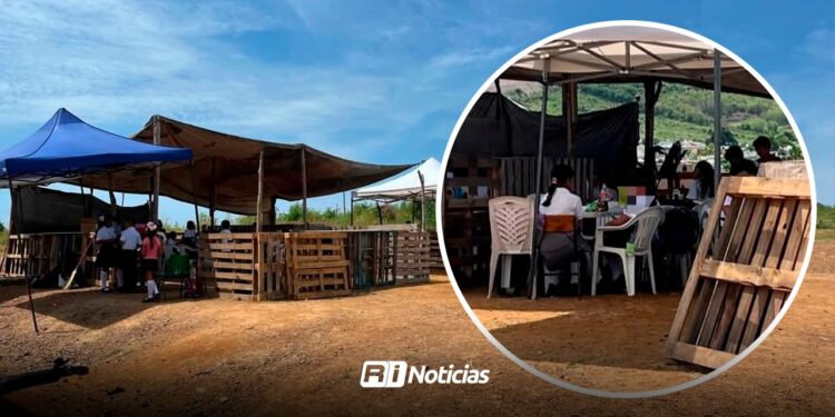 A falta de una escuela, un centenar de alumnos en Mazatlán toman clases en la intemperie