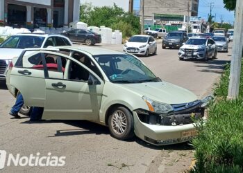 Mujer volantea y se impacta contra luminaria en Libramiento 2, en Mazatlán