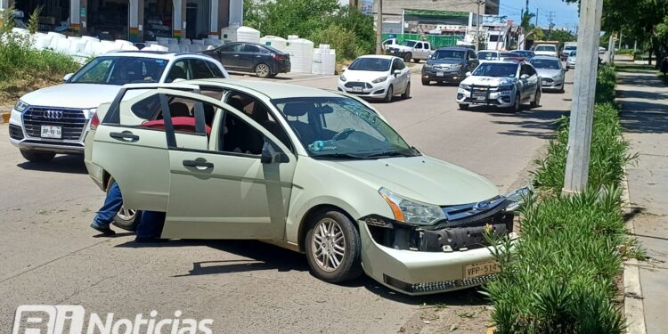 Mujer volantea y se impacta contra luminaria en Libramiento 2, en Mazatlán