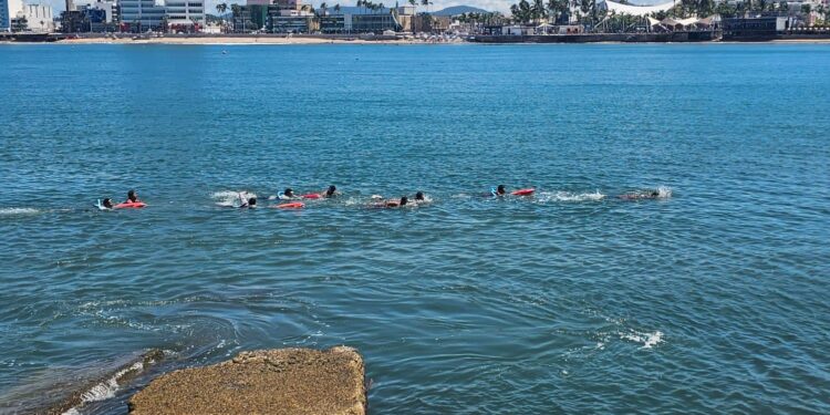Salvavidas realizan rescate múltiple en Playa Norte