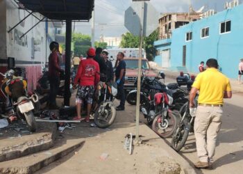 Explota batería de motocicleta en taller de Urías, en Mazatlán; joven resulta lesionado