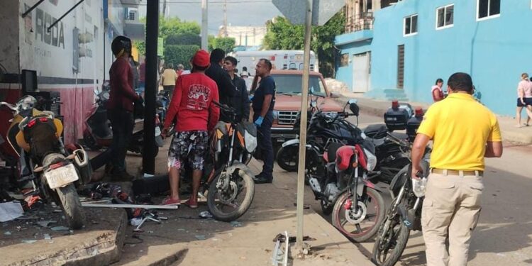 Explota batería de motocicleta en taller de Urías, en Mazatlán; joven resulta lesionado