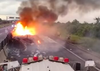Se incendia tráiler en la maxipista Mazatlán-Culiacán cerca de La Cruz de Elota