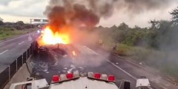 Se incendia tráiler en la maxipista Mazatlán-Culiacán cerca de La Cruz de Elota