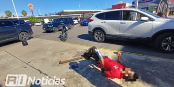 Motociclista es arrollado por camioneta dentro de estacionamiento