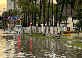 Tras lluvias, Av. Camarón Sábalo, frente a CONAPESCA vuelve a quedar “bajo el agua”