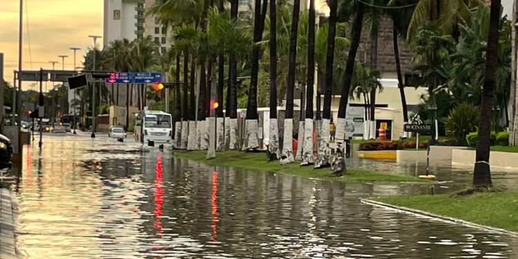 Tras lluvias, Av. Camarón Sábalo, frente a CONAPESCA vuelve a quedar “bajo el agua”
