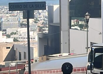 Grupo armado ataca y quema una vivienda en el fraccionamiento Colinas de San Miguel, en Culiacán