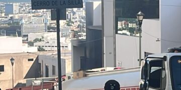 Grupo armado ataca y quema una vivienda en el fraccionamiento Colinas de San Miguel, en Culiacán