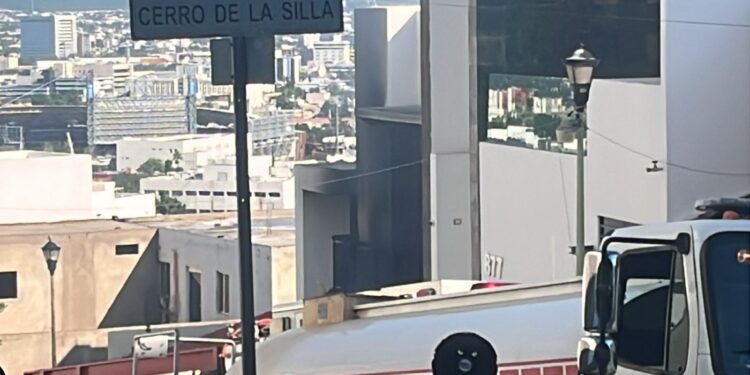 Grupo armado ataca y quema una vivienda en el fraccionamiento Colinas de San Miguel, en Culiacán