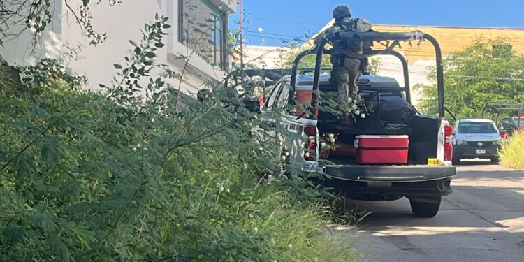 Grupo armado ataca y quema una vivienda en el fraccionamiento Colinas de San Miguel, en Culiacán