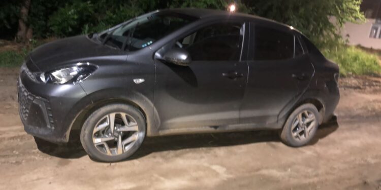 Abandonan vehículo con reporte de robo en la colonia Sinaloa en Mazatlán