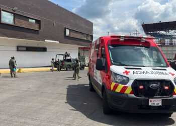 Pierden la vida hombre y mujer atacados a balazos en mercado de abastos, en Culiacán