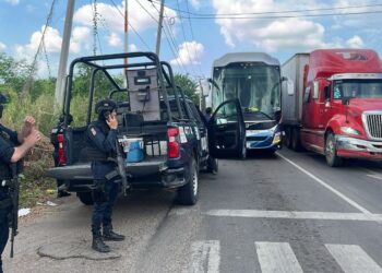 Balacera por bulevar Kumate en Culiacán deja 2 policías heridos y un camión con impactos de bala