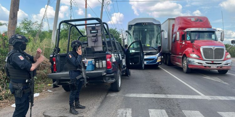 Balacera por bulevar Kumate en Culiacán deja 2 policías heridos y un camión con impactos de bala