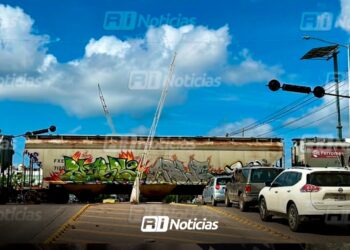 Refuerzan seguridad en cruces ferroviarios con señalética y plumas en Mazatlán