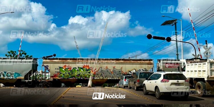 Refuerzan seguridad en cruces ferroviarios con señalética y plumas en Mazatlán