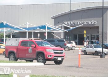A punta de bala Privan de la libertad a dos hombres en estacionamiento de Walmart Marina