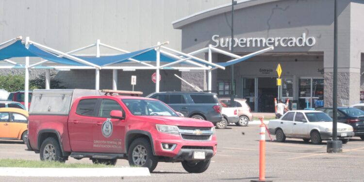 A punta de bala Privan de la libertad a dos hombres en estacionamiento de Walmart Marina