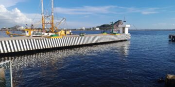 Pescador pierde la vida al caer de un barco camaronero en altamar frente a Mazatlán