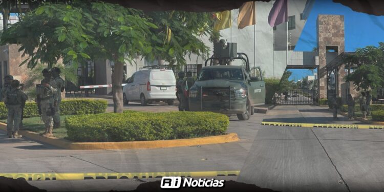 Ejército asegura vehículo ligado a colocación de mantas en Culiacán