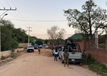 Aseguran vehículos y armas de fuego en La Guamuchilera, en Culiacán