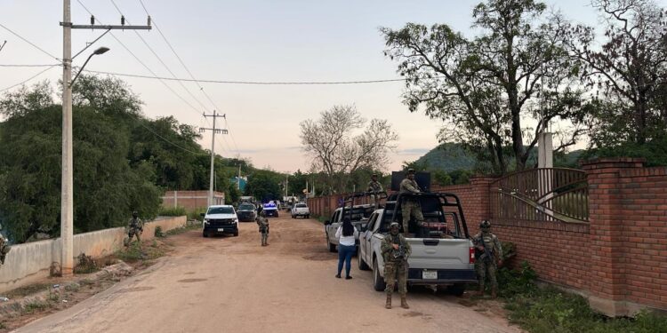 Aseguran vehículos y armas de fuego en La Guamuchilera, en Culiacán