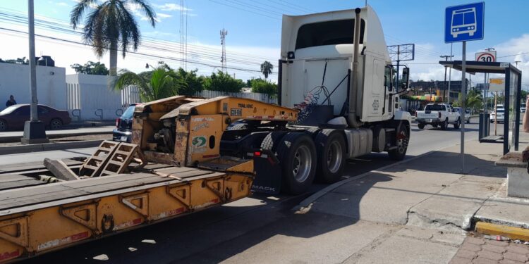 Reportan presunto “levantón” de trailero en la avenida Gabriel Leyva, en Mazatlán