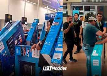 Error en precio de pantallas en Walmart desata caos; policía interviene para evitar que clientes se las lleven