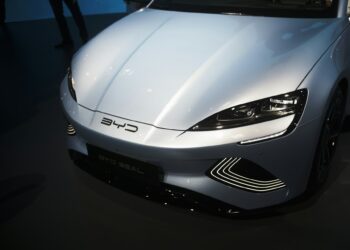 Pekín avisa de que “protegerá sus intereses” ante plan de México de gravar autos chinos