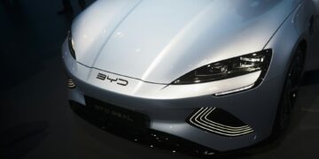 Pekín avisa de que “protegerá sus intereses” ante plan de México de gravar autos chinos