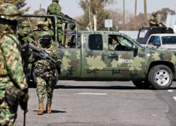 Ejército decomisa camionetas blindadas, armas y explosivos en carretera de Culiacán