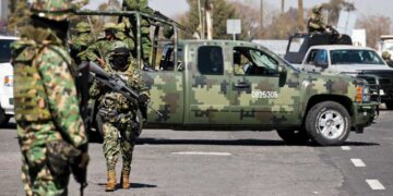 Ejército decomisa camionetas blindadas, armas y explosivos en carretera de Culiacán