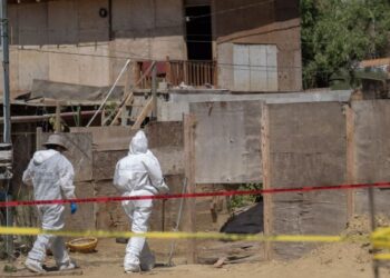 Localizan cuerpo de mujer asesinada y junto a ella un mensaje: “por andar con maridos ajenos”