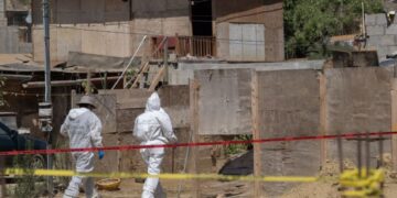 Localizan cuerpo de mujer asesinada y junto a ella un mensaje: “por andar con maridos ajenos”