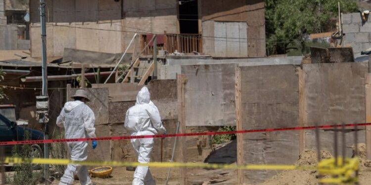 Localizan cuerpo de mujer asesinada y junto a ella un mensaje: “por andar con maridos ajenos”