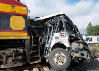 Camión de pasajeros intenta ganarle el paso al tren y termina arrollado en Guanajuato, reportan al menos 5 muertos