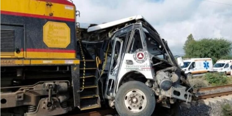 Camión de pasajeros intenta ganarle el paso al tren y termina arrollado en Guanajuato, reportan al menos 5 muertos